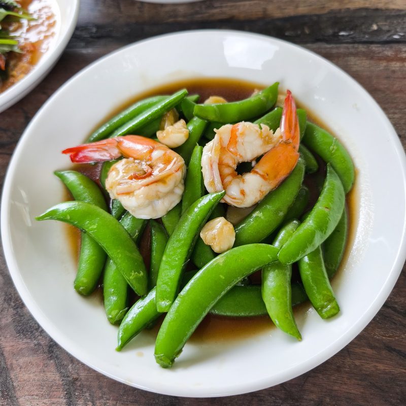 ถั่วลันเตาฝักเขียวผัดกับกุ้งตัวโต ในน้ำซอสสีน้ำตาลอ่อน