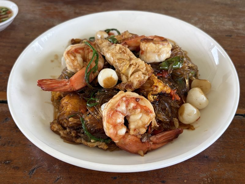 วุ้นเส้นผัดกับกุ้งตัวโต หมึก และกระเทียมโทนทั้งกลีบ