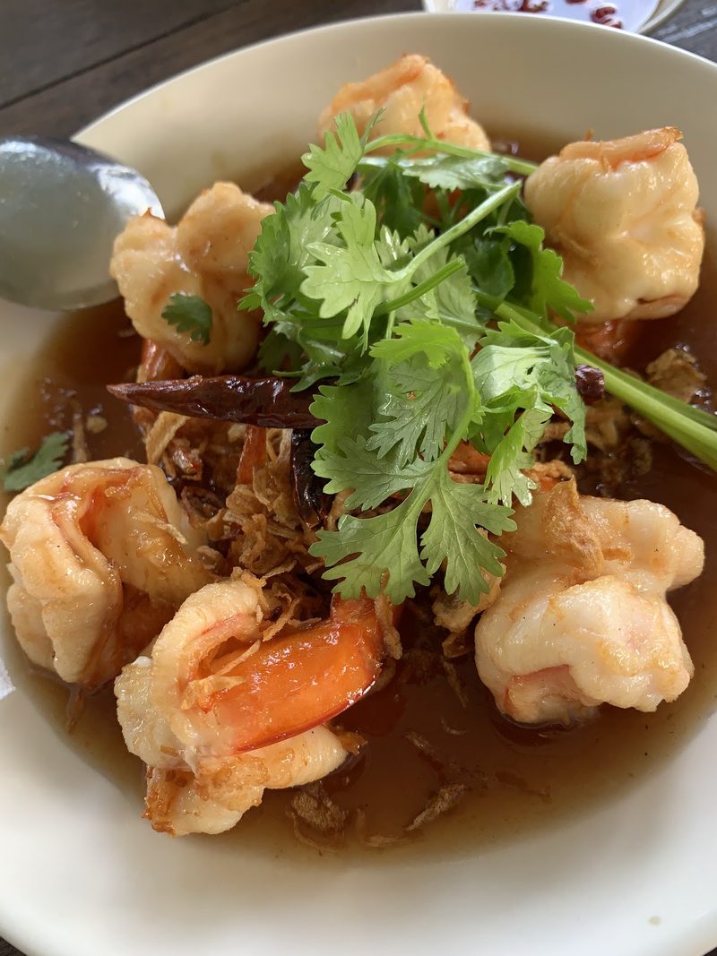 กุ้งทอดราดซอสสีน้ำตาลเงา โรยผักชี