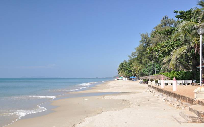 หาดทรายยาวเงียบสงบ ทิวมะพร้าวเรียงริมทะเล ฟ้าใส